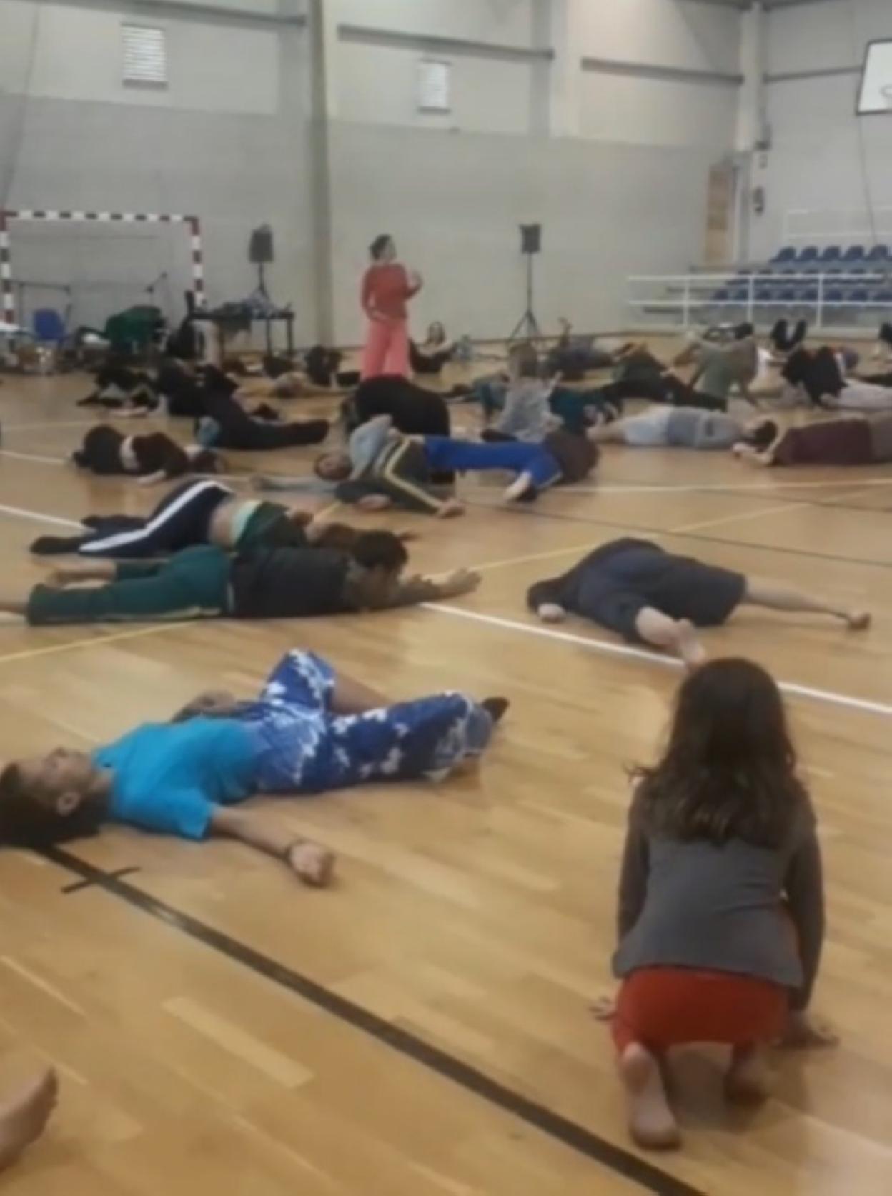 Los bailarines, en una de las sesiones en el polideportivo de La Arena.