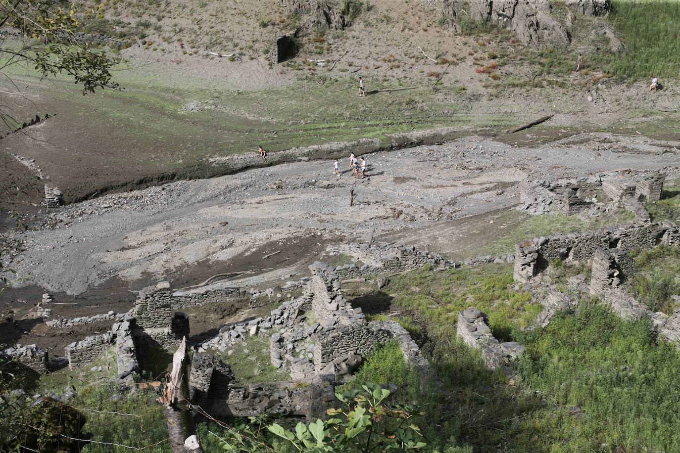 Fotos: La sequía deja ver las ruinas de una antigua población bajo el embalse de Grandas de Salime