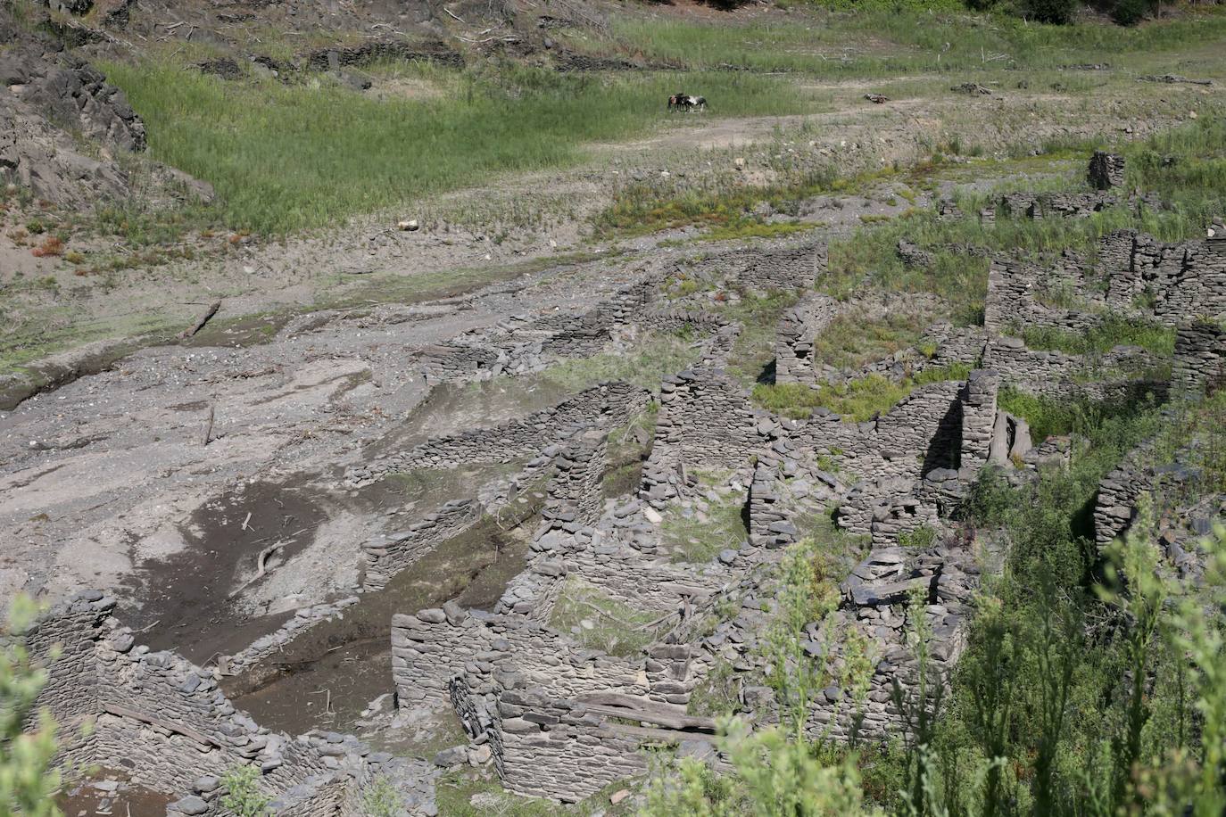 Fotos: La sequía deja ver las ruinas de una antigua población bajo el embalse de Grandas de Salime