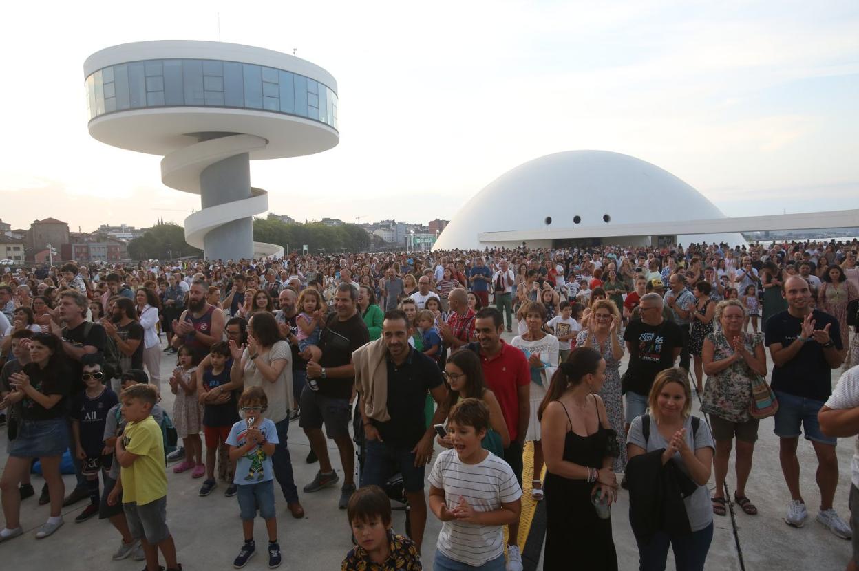 El público familiar tuvo su cita musical en la plaza del Centro Niemeyer. 