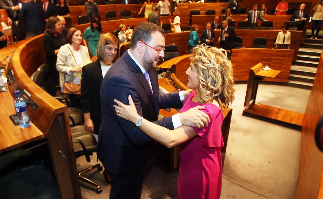 Adrián Barbón y Teresa Mallada, tras la investidura del líder socialista. 