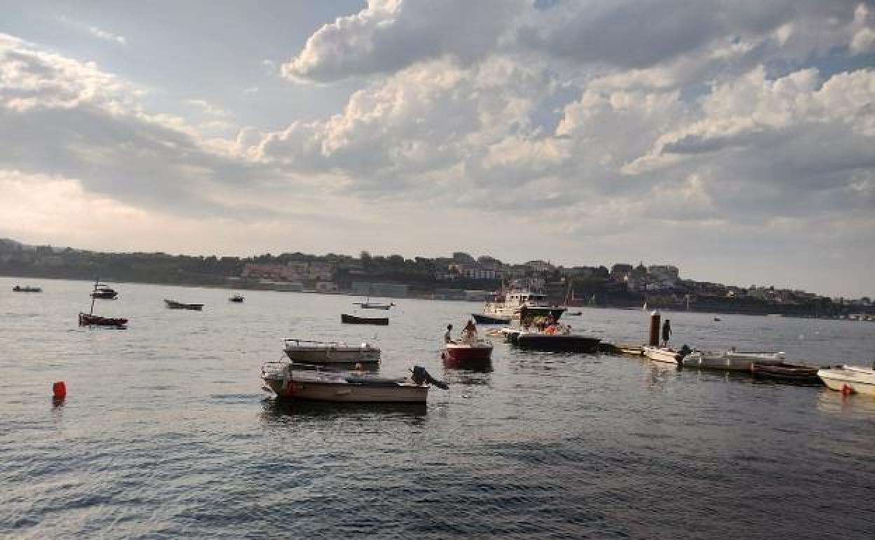 Los sanitarios atienden a los heridos en en el muelle de Castropol. 