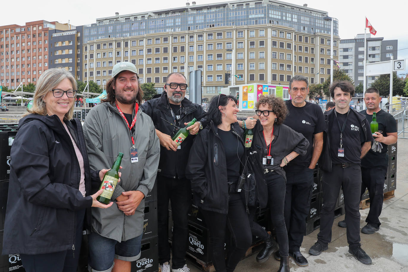 El equipo de producción que trabajó el viernes en el Récord de la Sidra en Poniente. 