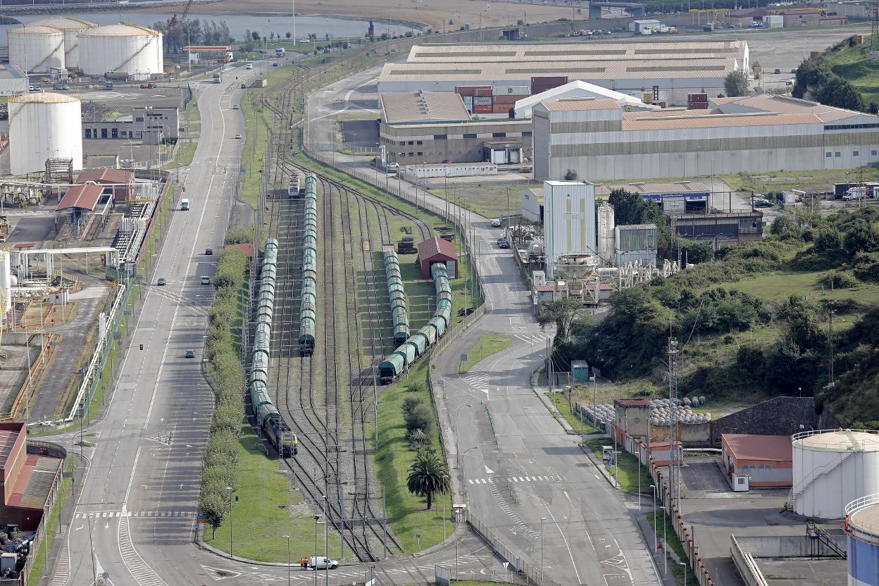 Convoyes de mercancías en la playa de vías del puerto de Gijón. 
