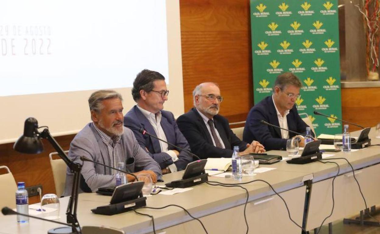 El exministro Juan Fernando López Aguilar; el coordinador de la jornada, Alberto Dórrego de Carlos; el presidente de los cursos de La Granda, Benigno Pendás y el exministro Rafael Catalá.