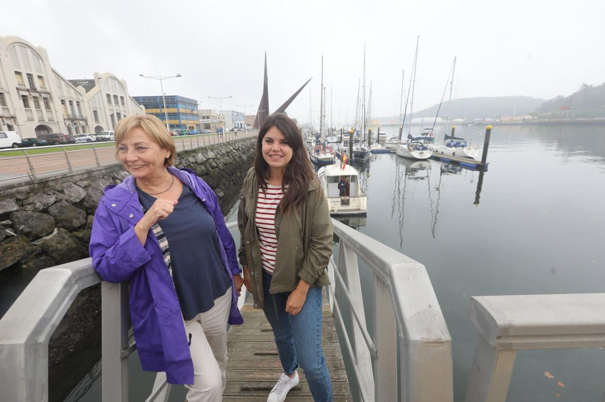 Mariví Monteserín y Raquel Ruiz hicieron ayer a pie de ría balance de los paseos en barco. 