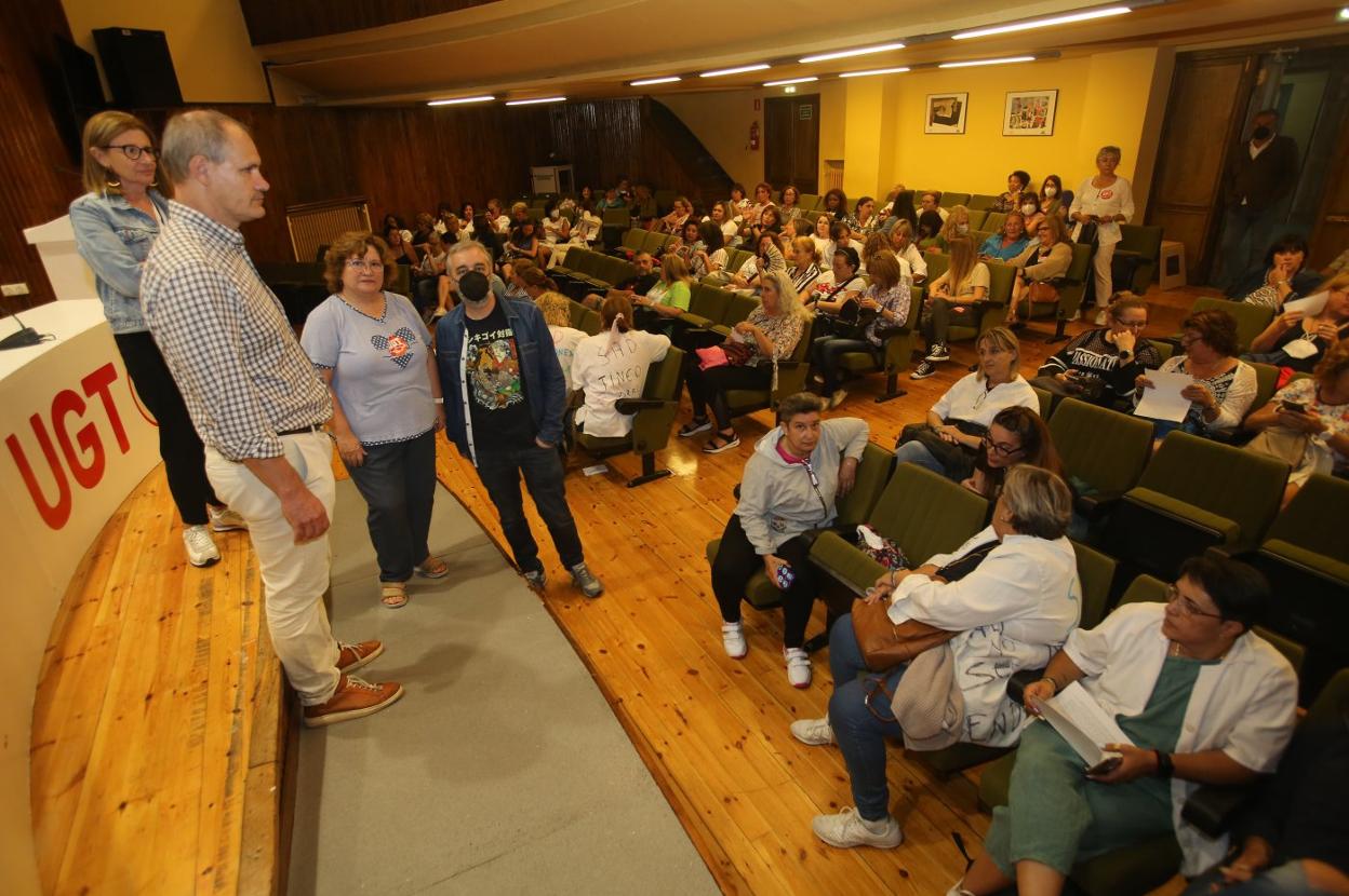 Asamblea de trabajadoras de ayuda a domicilio en la sede regional de UGT, en Oviedo. 
