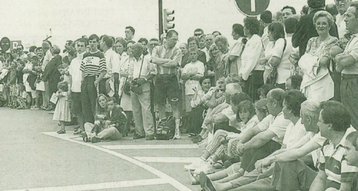 Un grupo de personas observando el desfile del Día de Asturias.