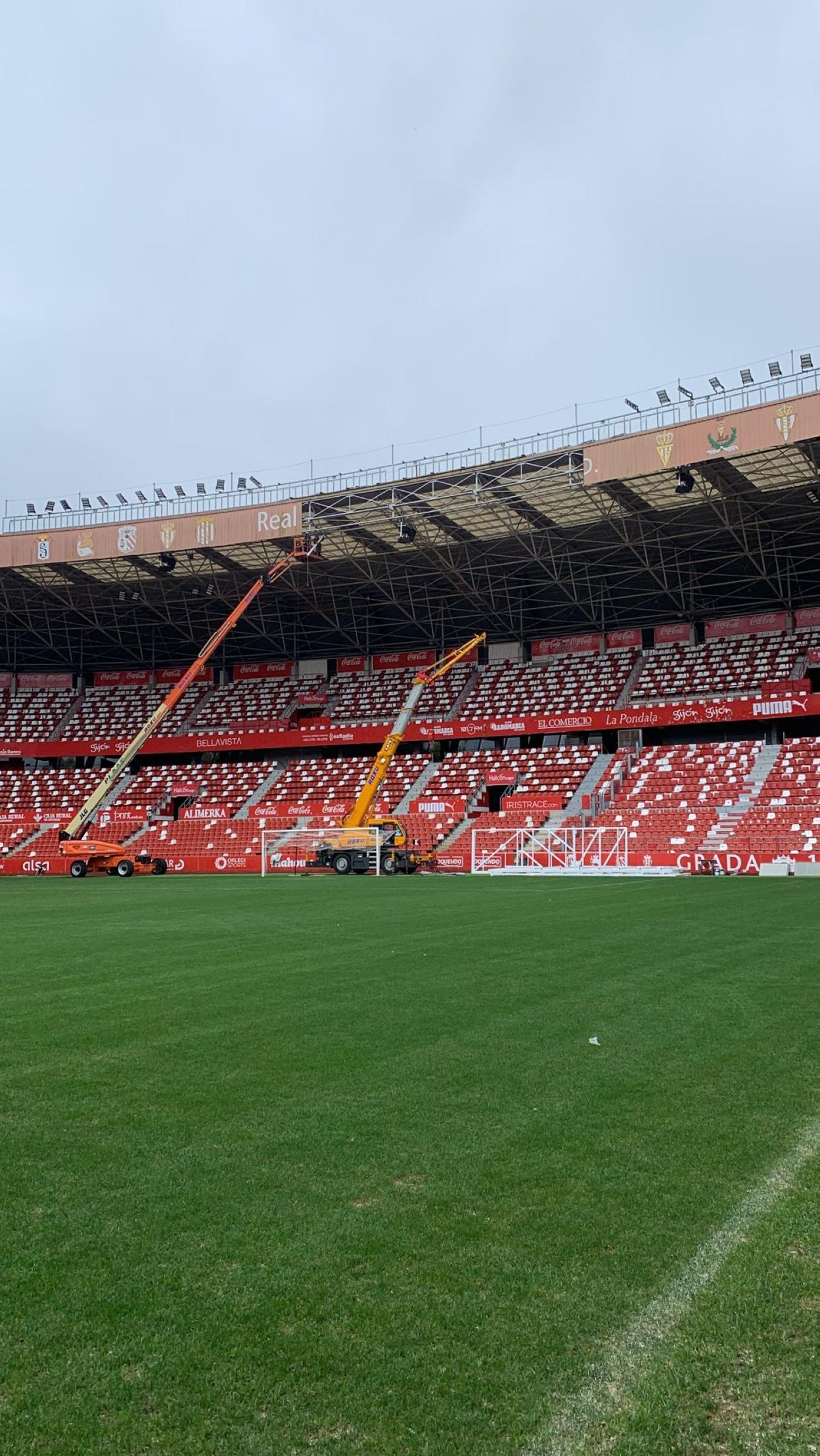 Dos grúas, ayer, trabajando en las alturas de la Grada Sur. 
