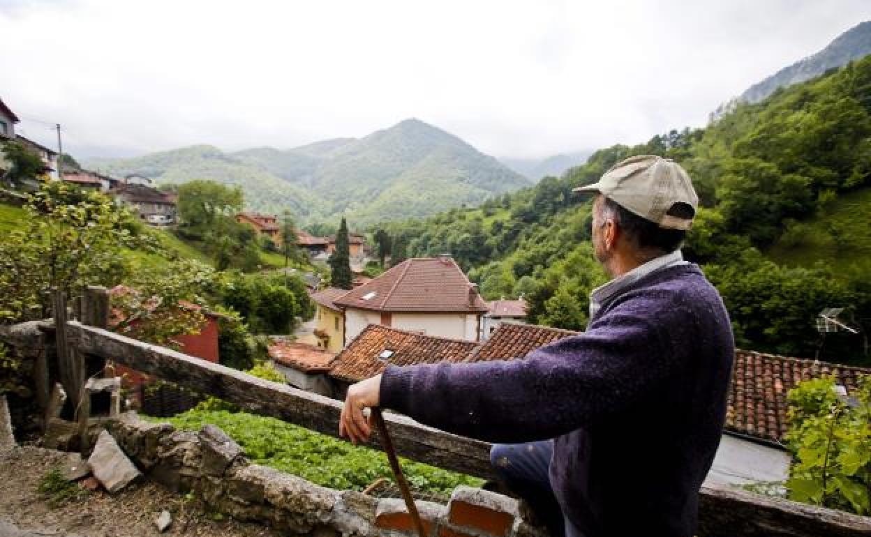 Un vecino de Caleao mira a los montes por los que iban a celebrarse las competiciones. 