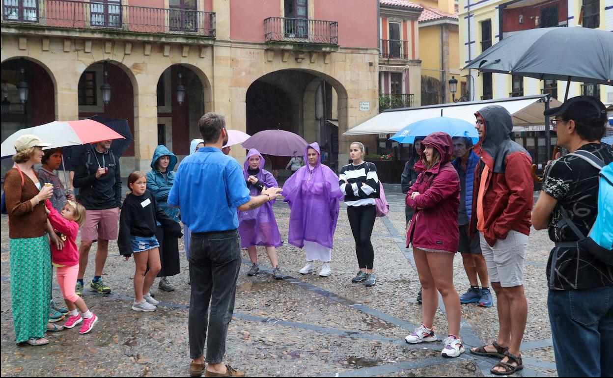 Turistas durante este mes de julio en Gijón.