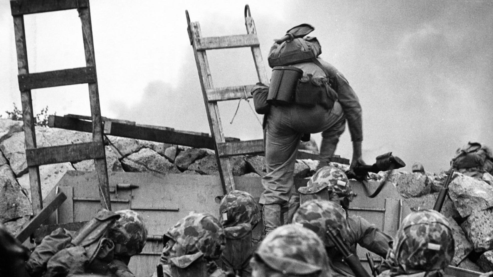 La fotografía ganadora de un premio Pulitzer en la que Baldomero López lidera el desembarco de en Red Beach. 