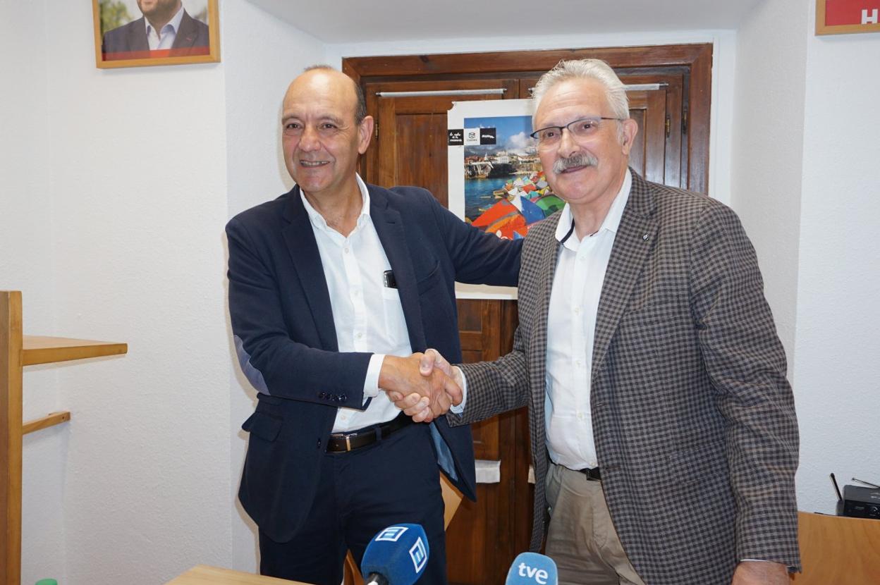 Ángel Morales y Antonio Trevín escenifican la unión del PSOE de Llanes para las elecciones. 