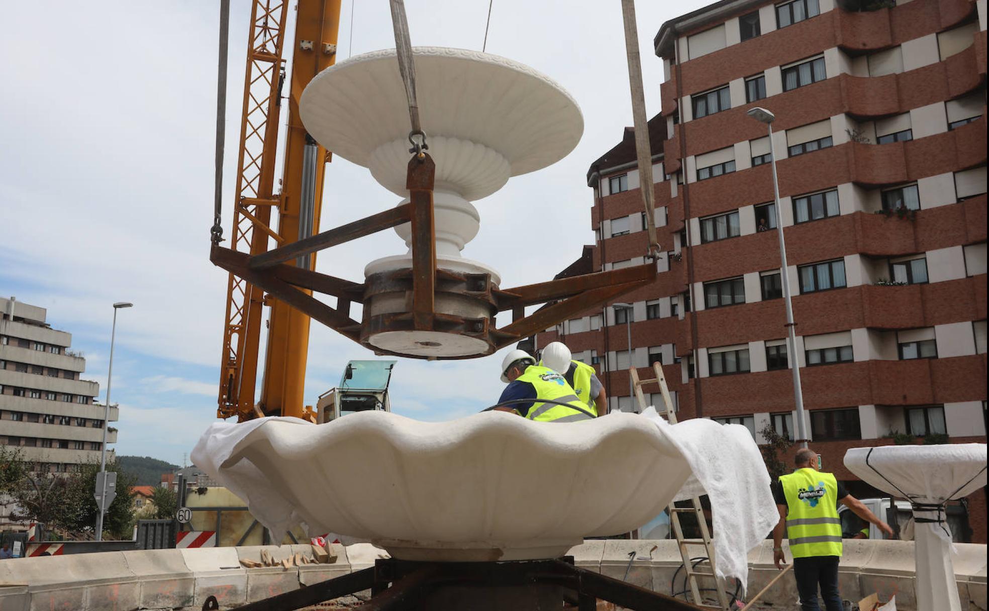 Trabajos de montaje ayer en la rotonda de La Constitución.