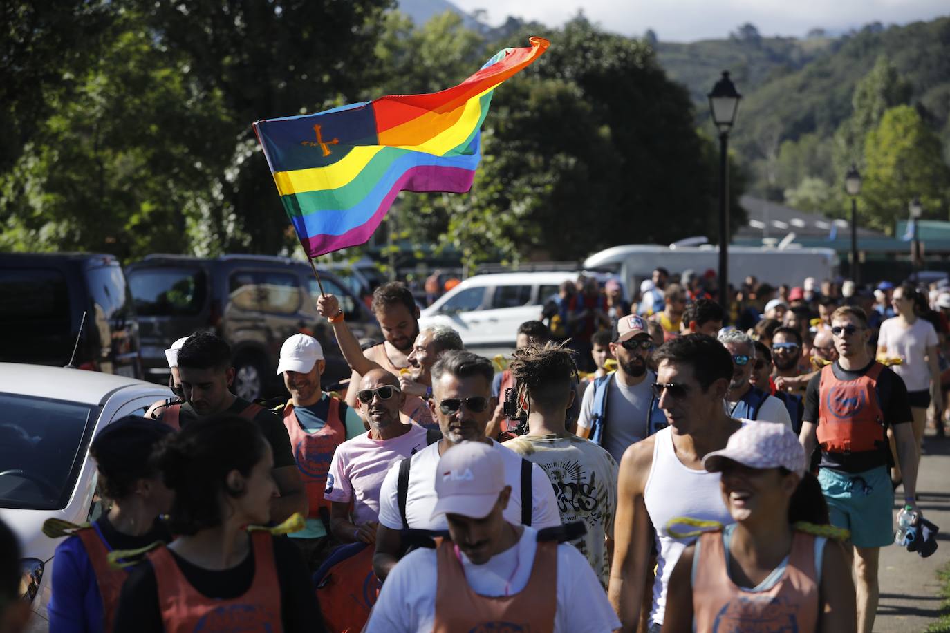 Fotos: Una gran bandera de arcoíris por el Descenso del Sella