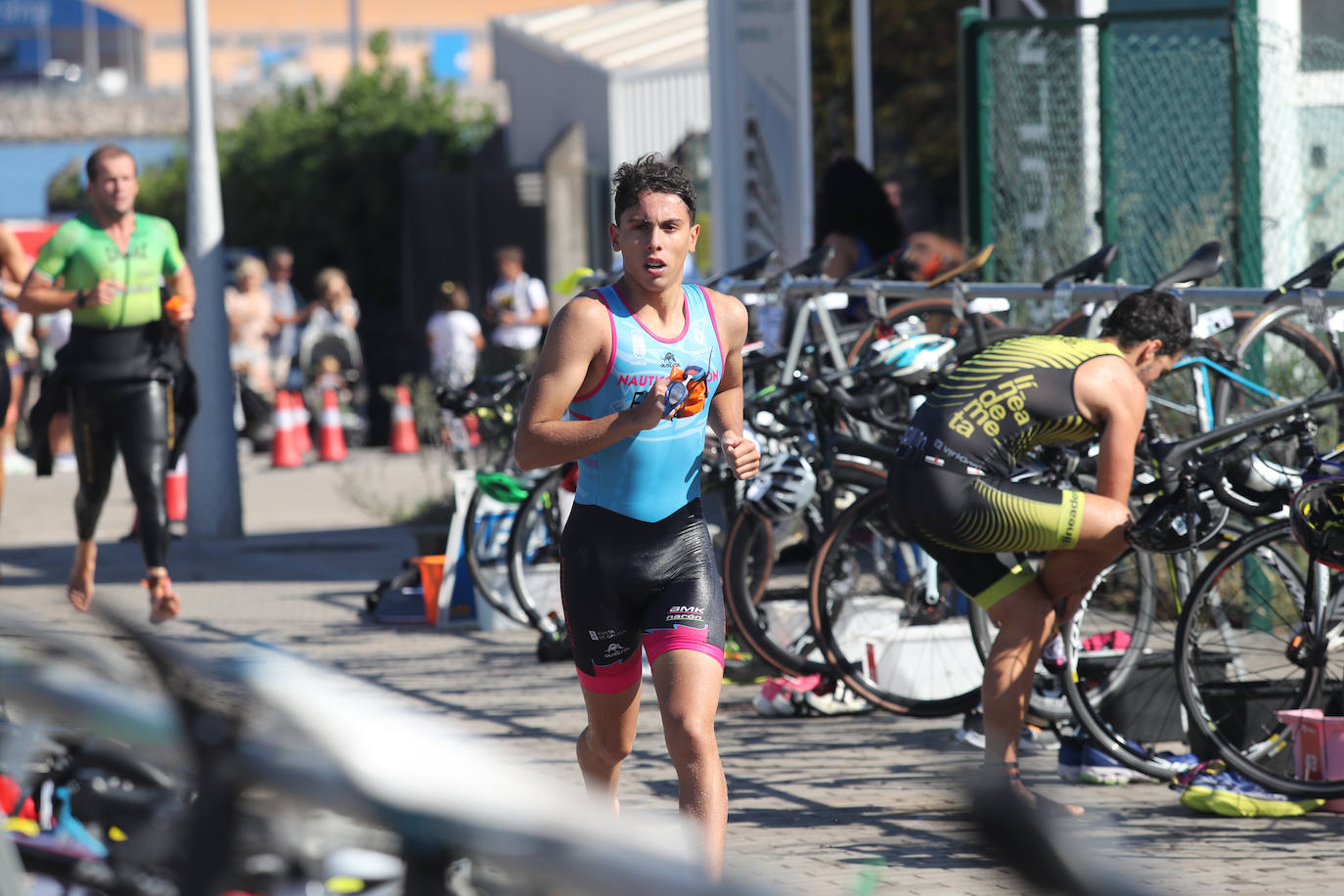 Fotos: Casi 150 deportistas compiten en el regreso del Triatlón del Santa Olaya