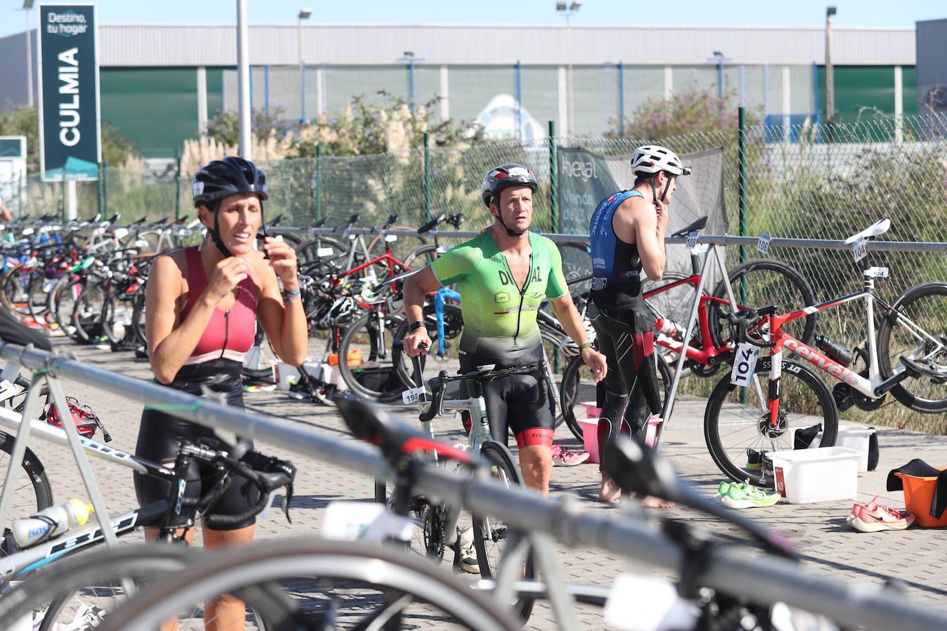 Fotos: Casi 150 deportistas compiten en el regreso del Triatlón del Santa Olaya