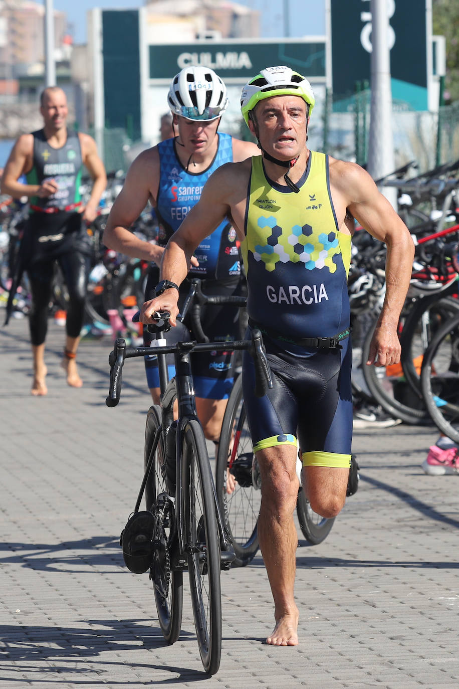 Fotos: Casi 150 deportistas compiten en el regreso del Triatlón del Santa Olaya