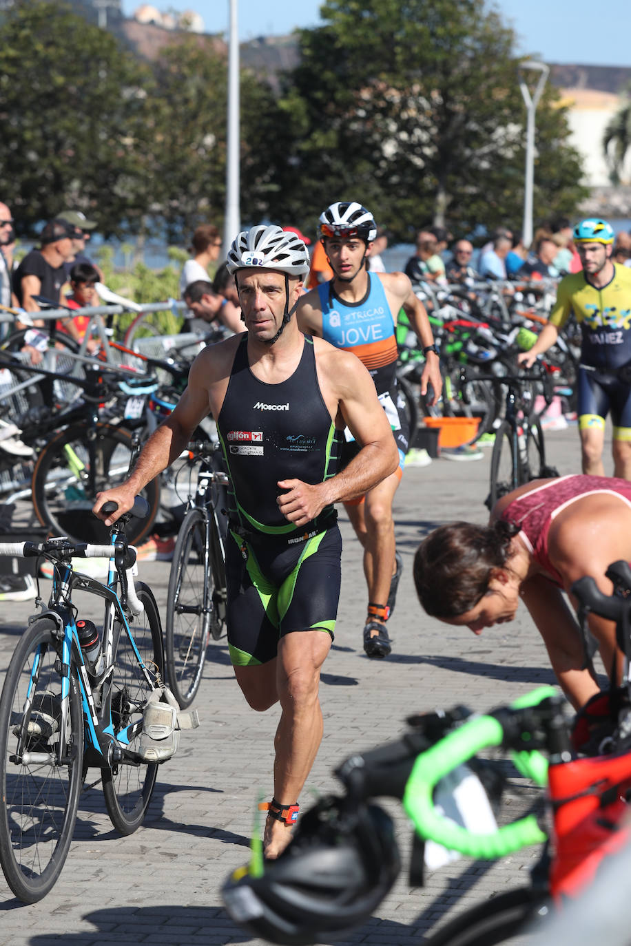 Fotos: Casi 150 deportistas compiten en el regreso del Triatlón del Santa Olaya