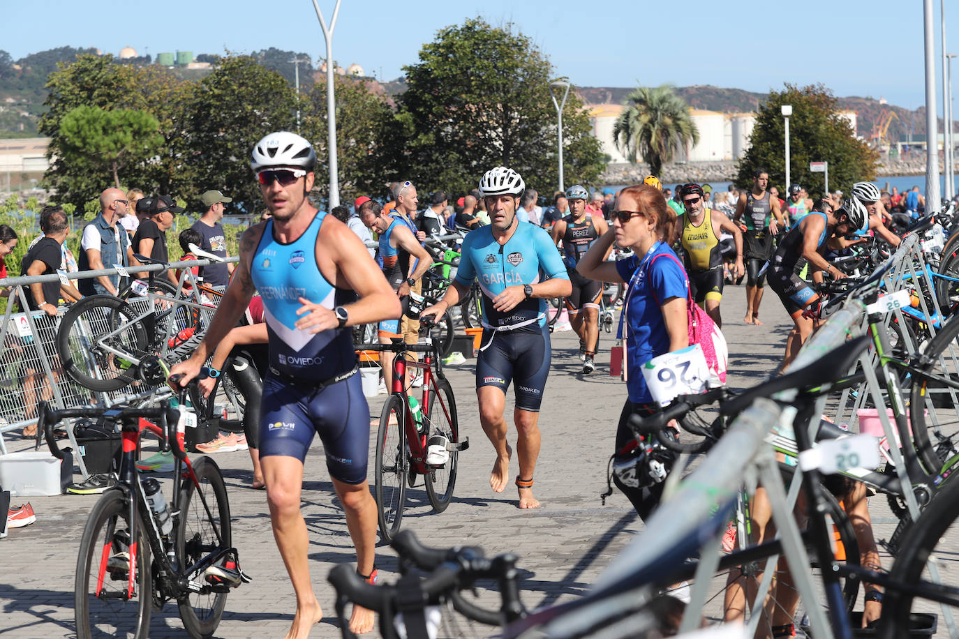 Fotos: Casi 150 deportistas compiten en el regreso del Triatlón del Santa Olaya