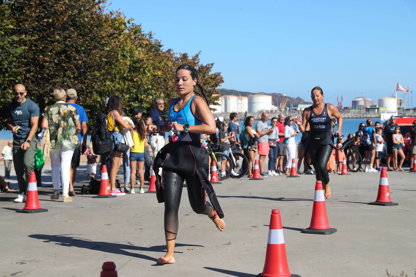 Fotos: Casi 150 deportistas compiten en el regreso del Triatlón del Santa Olaya