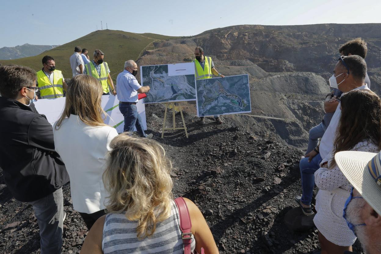 Presentación del proyecto de restauración ambiental de las minas de Tormaleo, Buseiro y Cerredo en agosto del año pasado. 