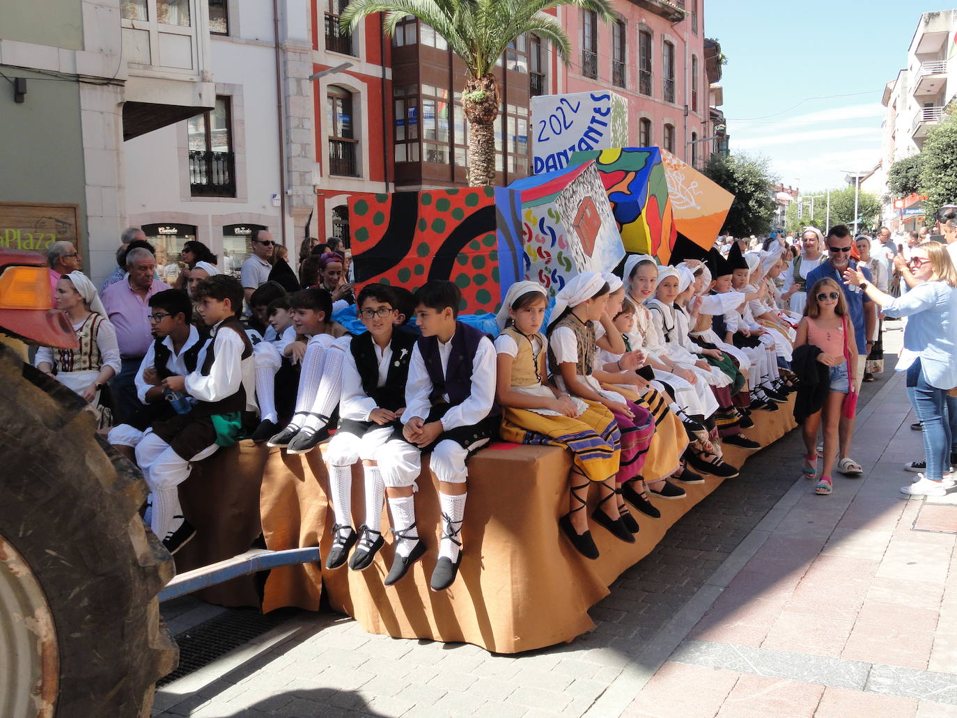 Fotos: Desfile y entrega del bollo por La Guía en Llanes