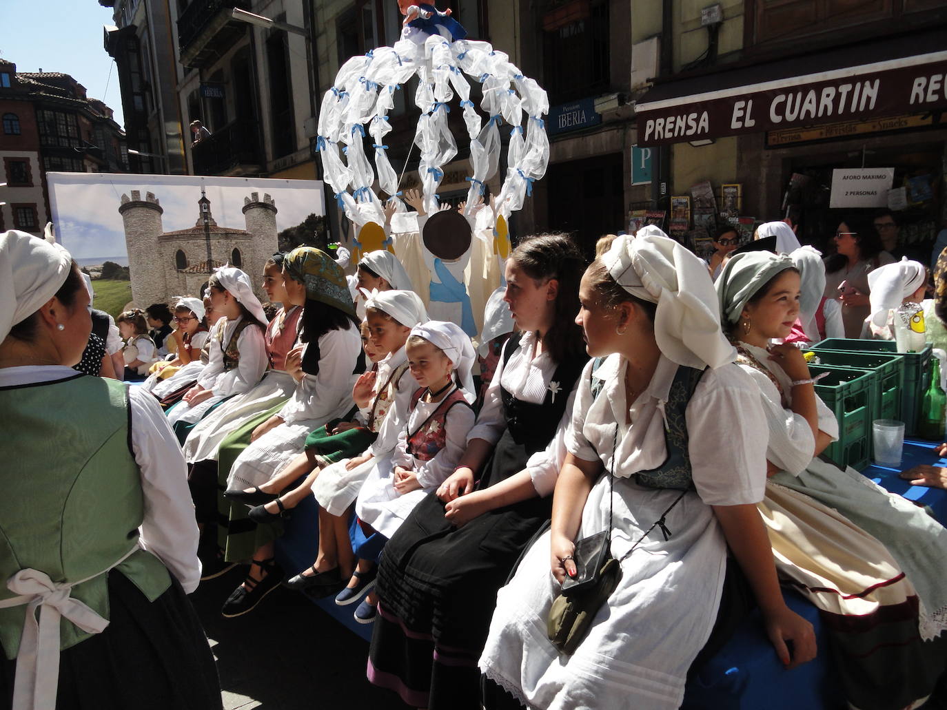 Fotos: Desfile y entrega del bollo por La Guía en Llanes