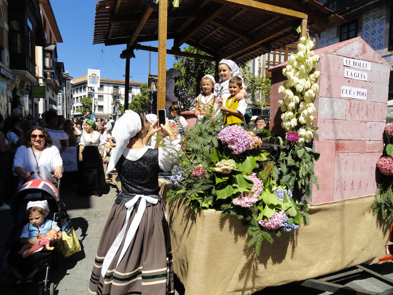 Fotos: Desfile y entrega del bollo por La Guía en Llanes