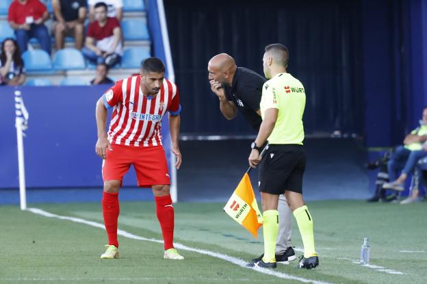 Abelardo da indicaciones a José Ángel, 'Cote', ante uno de los árbitros asistentes, durante el encuentro de ayer en Ponferrada. 