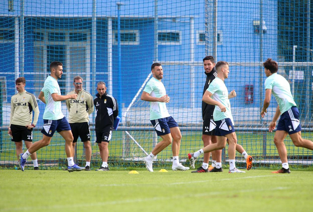 Bolo, junto a su segundo Pablo Lago, observa el trabajo de sus jugadores durante un entrenamiento en El Requexón. 