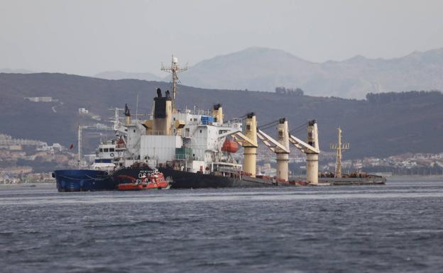 Trabajos de retirada del combustible del buque semihundido en Gibraltar.