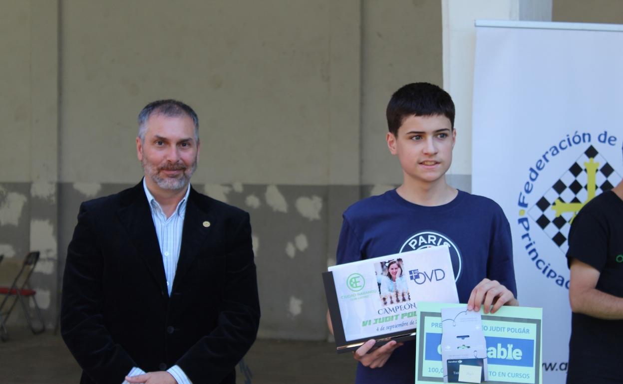 El campeón Diego Vergara con Sergio Arias, presidente de la Federación Asturiana.