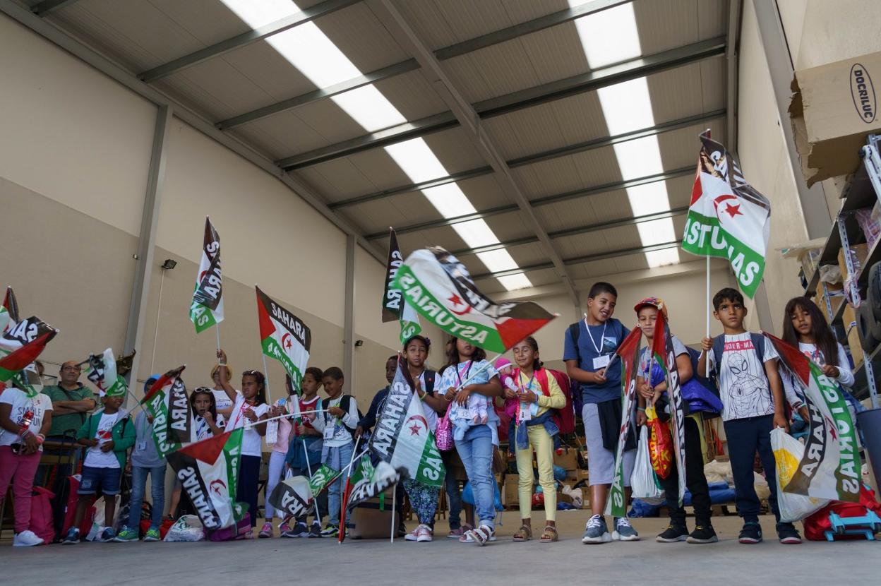 La treintena de saharauis participantes en el programa Vacaciones en Paz. 