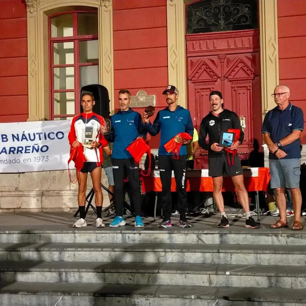 Ciro Canseco gana la primera carrera nocturna de Cand s El