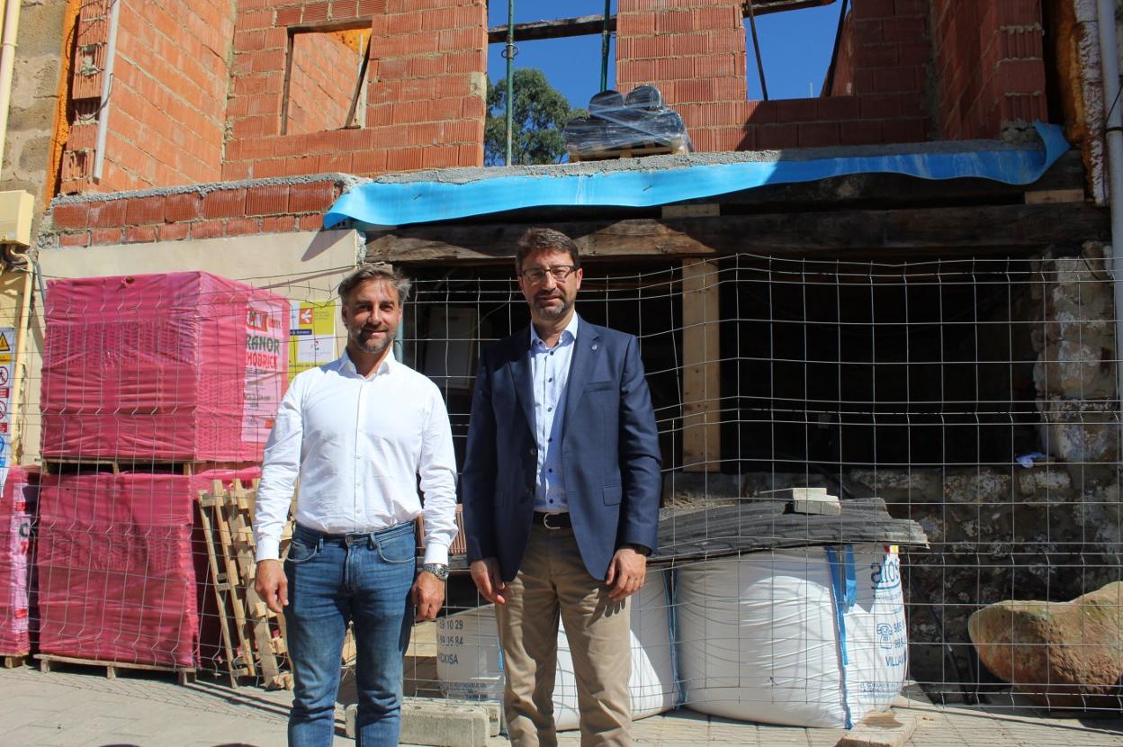 Gerardo Fabián y Enrique Fernández, delante de las obras del futuro museo del traje de Torazo. 