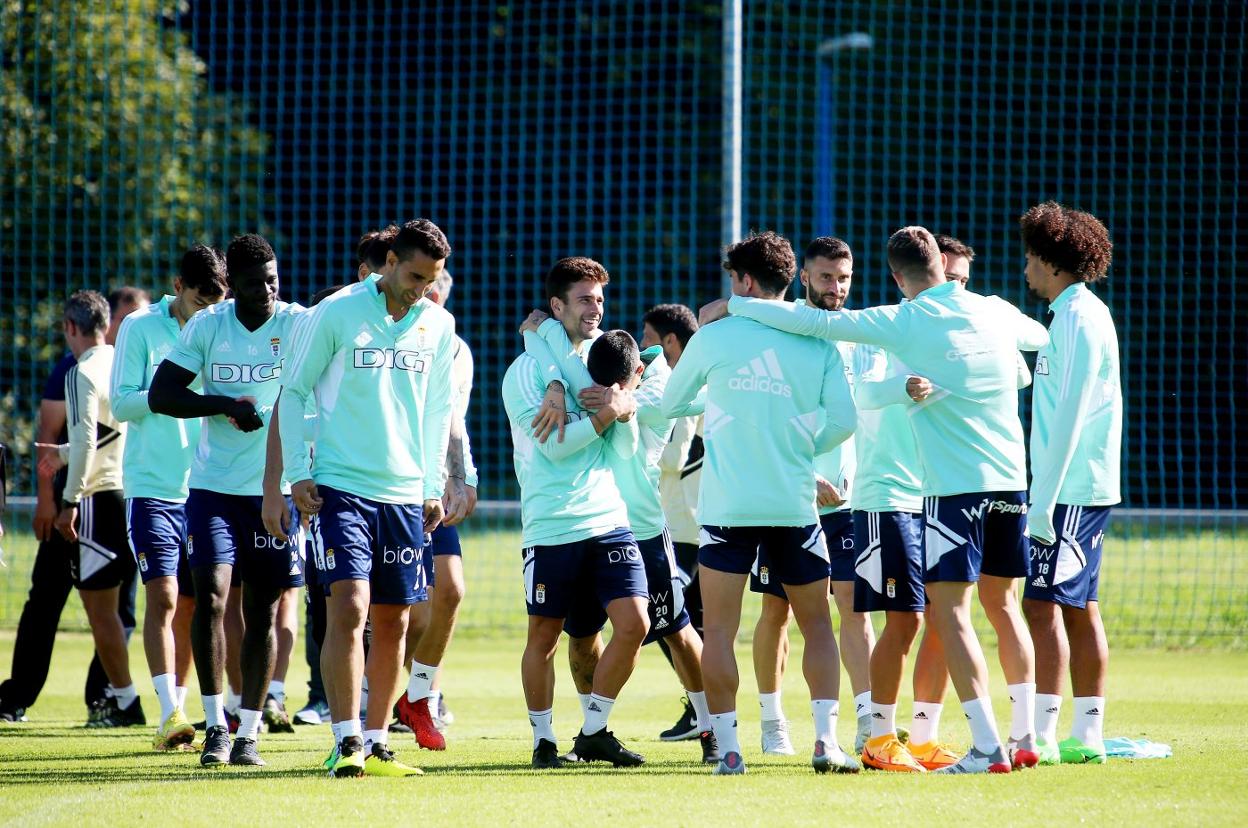 Los jugadores azules, durante la última sesión que dirigió el técnico del Real Oviedo antes de medirse al Levante. 