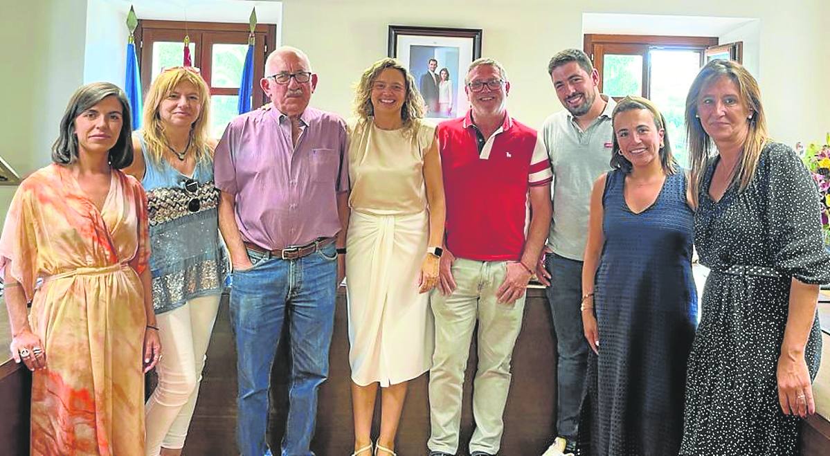 Natalia Menéndez (en el centro) dio el relevo a Marta Menéndez (a la derecha). lva