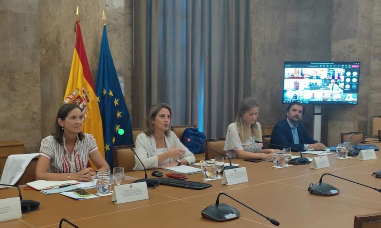 Las ministras de Industria, Reyes Maroto, y de Transición Ecológica, Teresa Ribera, con miembros de su gabinete, durante la reunión.