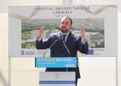 Imagen secundaria 1 - «Comienza la construcción de otra etapa de la sanidad asturiana»