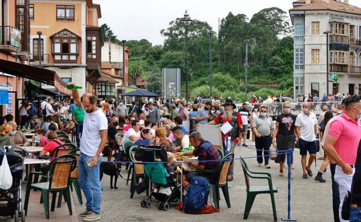 Turistas en Llanes.