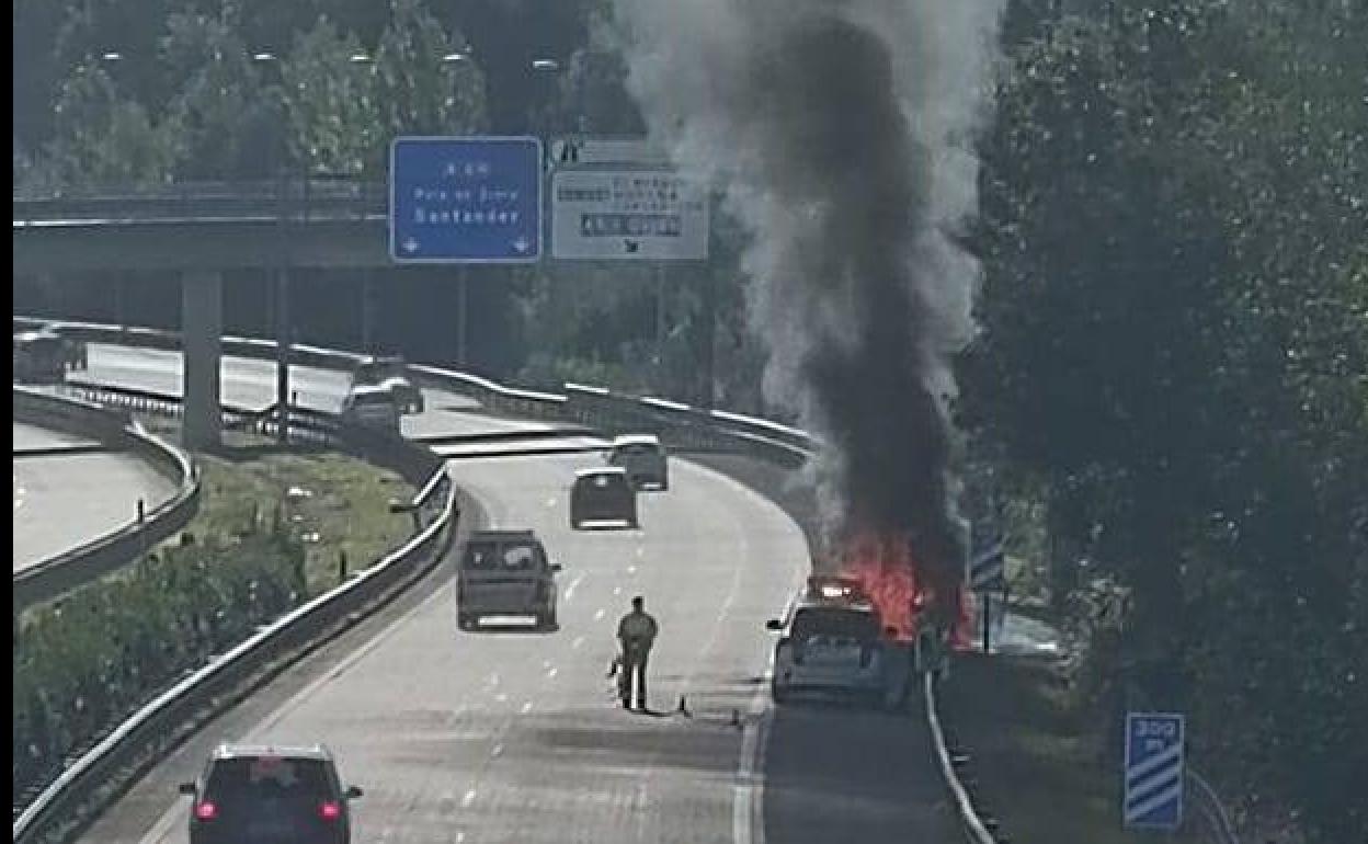 Imagen del incendio de la furgoneta en la A-64