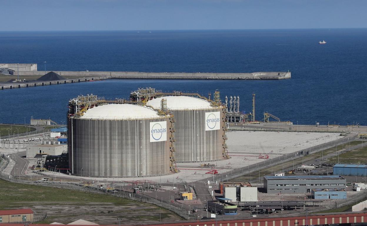 Instalaciones de la planta regasificadora de Enagás en el puerto de El Musel.