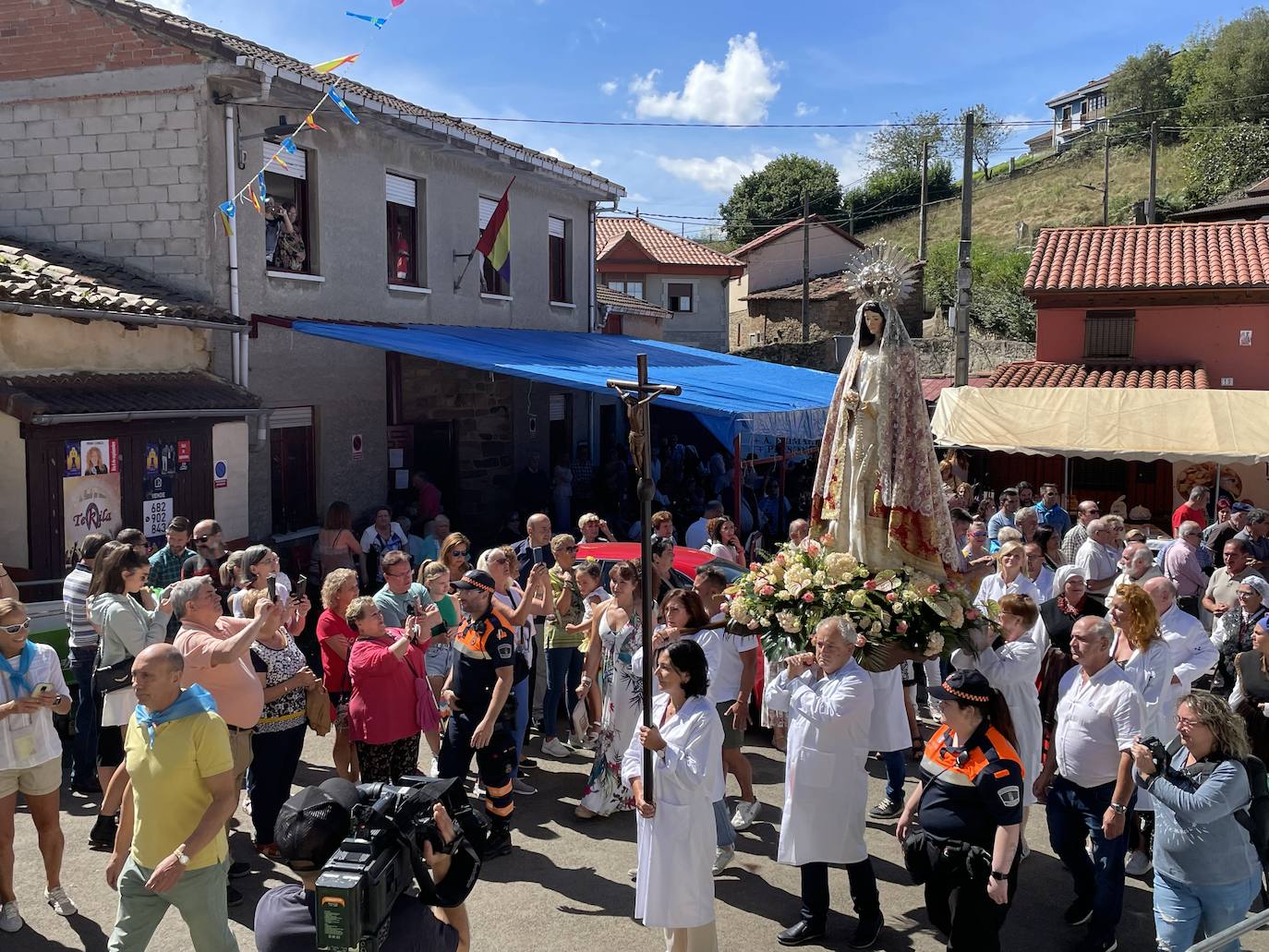 Fotos: El Carbayu recupera la procesión a hombros de los sanitarios