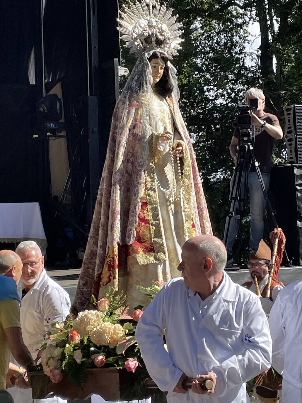 Fotos: El Carbayu recupera la procesión a hombros de los sanitarios