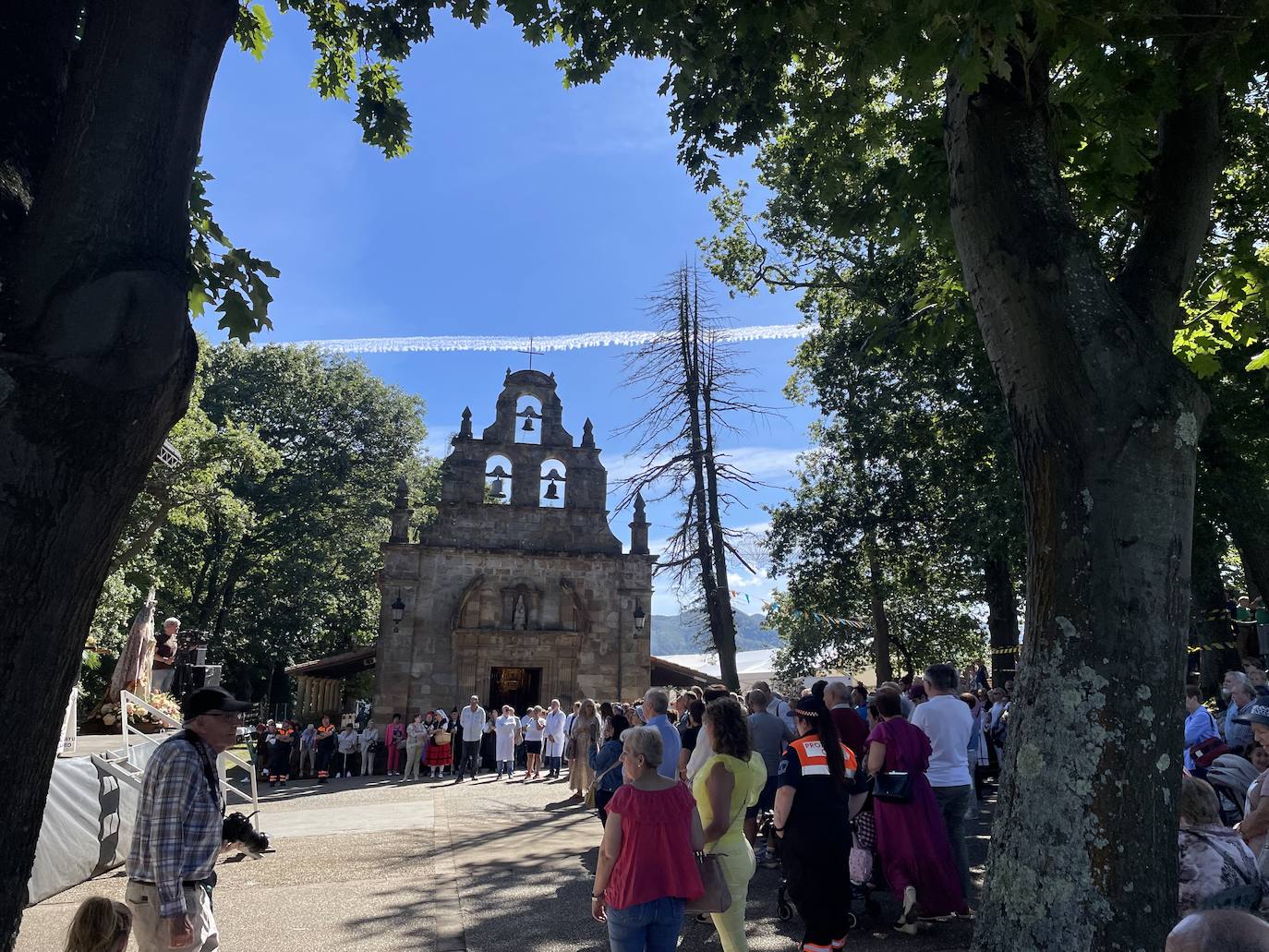 Fotos: El Carbayu recupera la procesión a hombros de los sanitarios