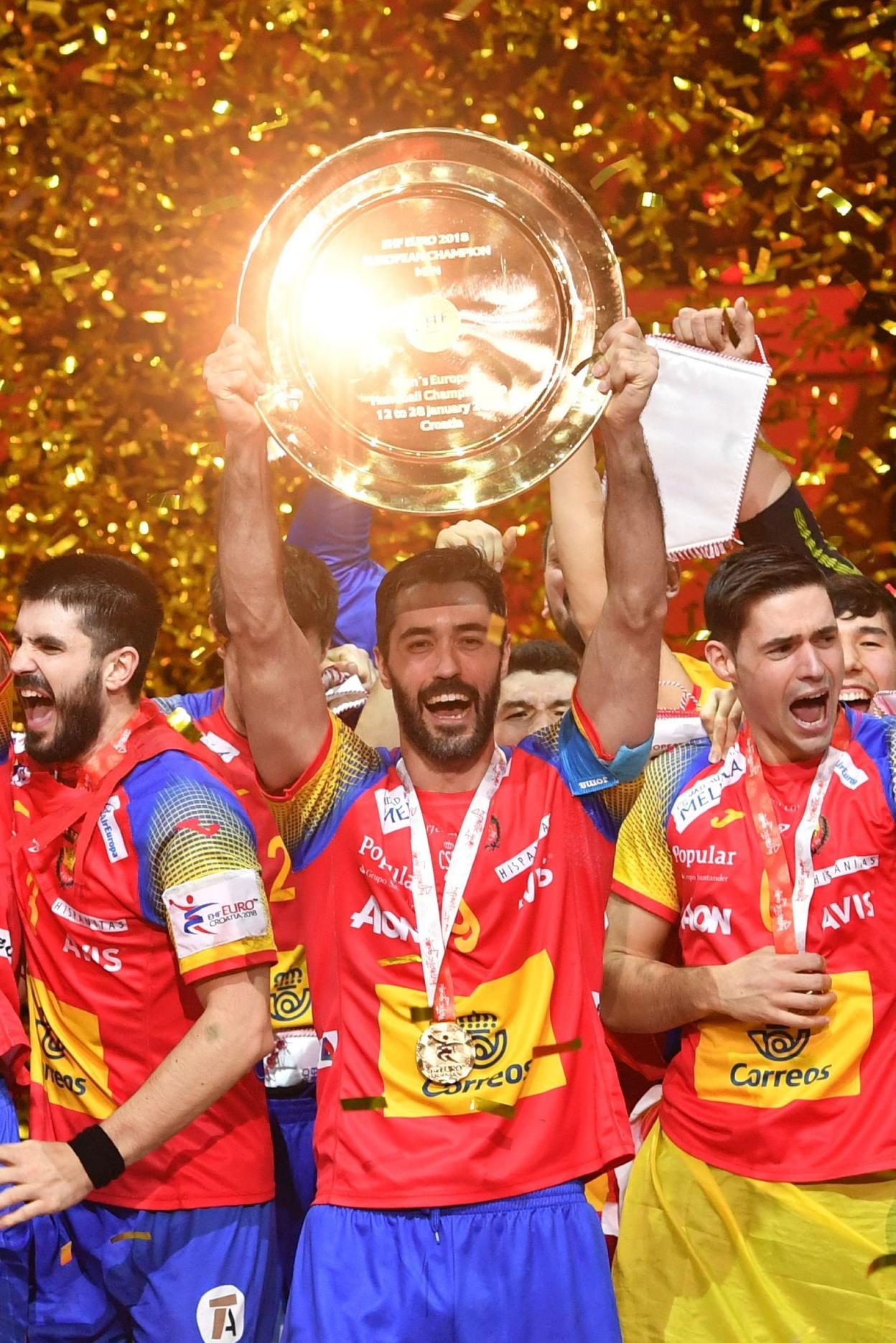 Raúl Entrerríos, con el trofeo de campeones del Europeo de 2018, tras ganar la final a Suecia por 29-23. 