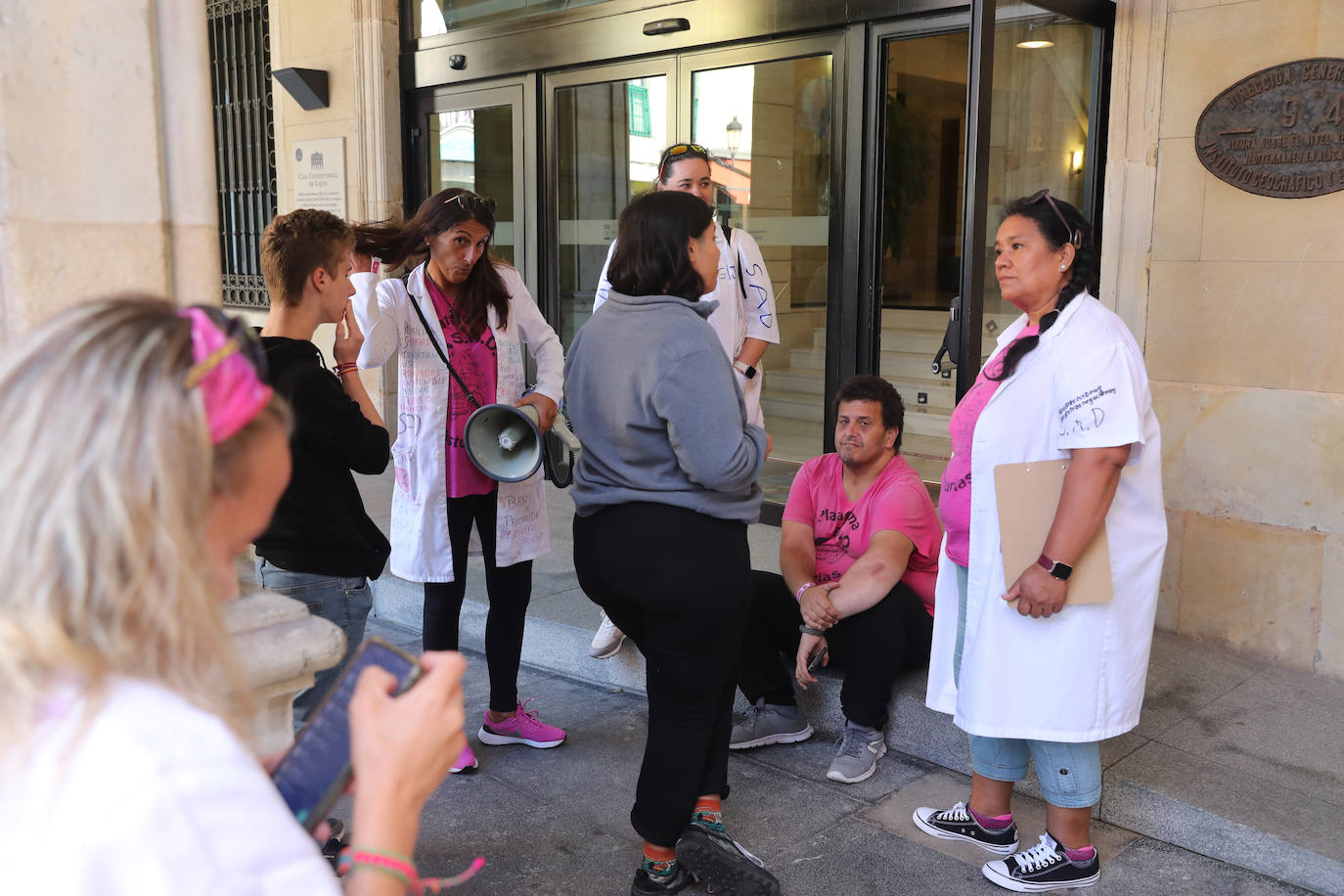 Fotos: Protestas de las trabajadoras de ayuda a domicilio en el Ayuntamiento de Gijón