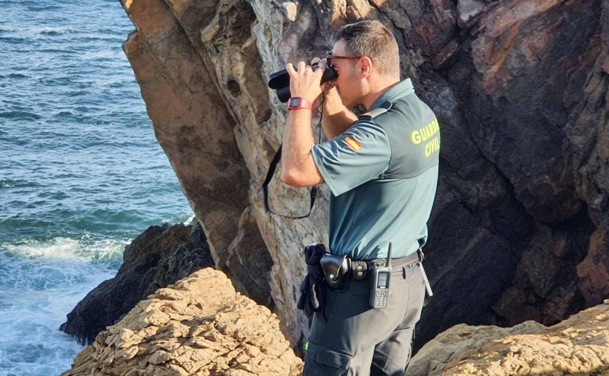 La Guardia Civil rastrea la zona del faro en busca del pescador desaparecido en San Juan.