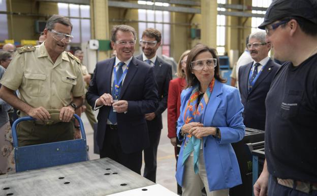 La Ministra de Defensa visita la fábrica de armas de Trubia